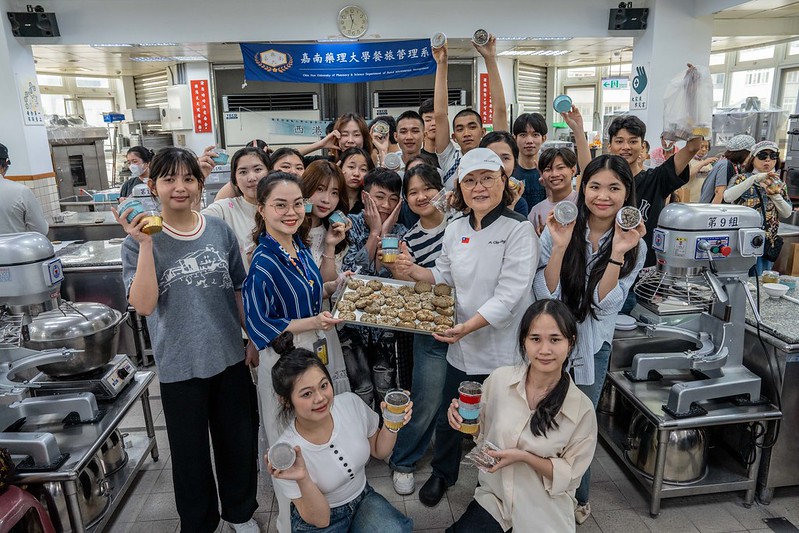餐旅系結合USR 打造芝麻點心串聯長輩與國際生